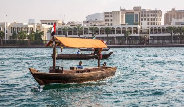 Dubai, Birleşik Arap Emirlikleri-Ocak 18: Geleneksel Abra feribot 18 Ocak 2014 Dubai, Birleşik Arap Emirlikleri. Gemi inşa teknoloji--dan 18. yüzyıl değişmeden.