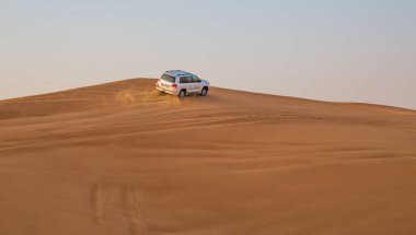 Dubai, Birleşik Arap Emirlikleri-Ocak 20: Jeep safari, 20, 2014 yılında Dubai, Birleşik Arap Emirlikleri. Arap Çölde Jeep safari.
