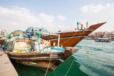 Dubai, Birleşik Arap Emirlikleri-Ocak 18: Geleneksel Abra feribot 18 Ocak 2014 Dubai, Birleşik Arap Emirlikleri. Gemi inşa teknoloji--dan 18. yüzyıl değişmeden.