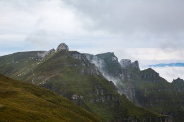 Karadağ dağ silsilesi içinde Karpatlar yaz Panoraması