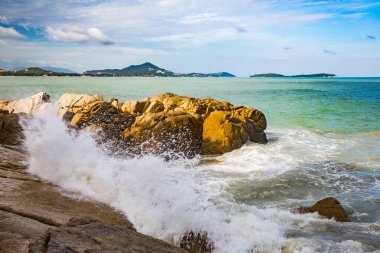 güzel dalgalar üzerinde tropikal ada Samui, Tayland