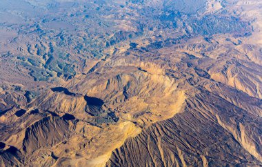 Uçak penceresinden dağlar