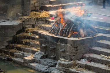 Katmandu, Nepal-Nisan 25: Pashupatinath 25, ölü yakma 2016 Katmandu, Nepal. Hindu tören kremasyon Pashupatinath Tapınağı