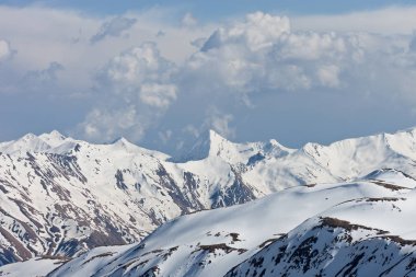 Kazbek yakınındaki Georgia dağlarda güzel manzara