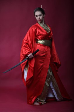 Bir Japon kimono bir katana ile güzel esmer kız