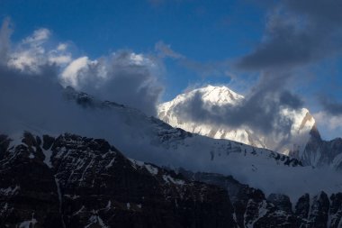 izleme Annapurna Merkez kampına Himalaya dağlarının güzel manzara