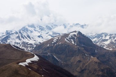 Kazbek yakınındaki Georgia dağlarda güzel manzara