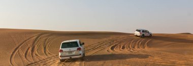 Dubai, Birleşik Arap Emirlikleri-Ocak 20: Jeep safari, 20, 2014 yılında Dubai, Birleşik Arap Emirlikleri. Arap Çölde Jeep safari.