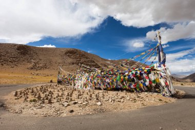 Ladakh.Tibetan dua bayrakları Himalayalar