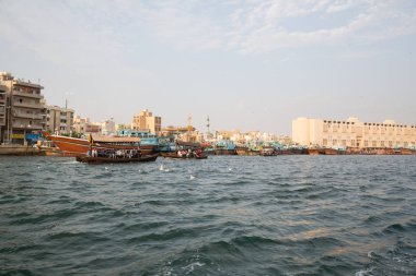 Dubai, Birleşik Arap Emirlikleri-Ocak 18: Geleneksel Abra feribot 18 Ocak 2014 Dubai, Birleşik Arap Emirlikleri. Gemi inşa teknoloji--dan 18. yüzyıl değişmeden.