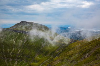 Karadağ dağ silsilesi içinde Karpatlar yaz Panoraması