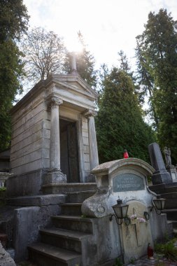 Eski mezarlık mezarda yeraltı girişine