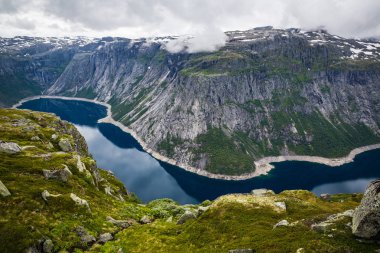 Göl Ringedalsvatnet görünümüne