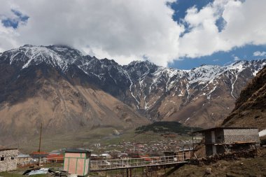 Gürcü köyü Kazbegi dağ uçurumdan görünümünü
