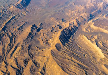 Uçak penceresinden dağlar