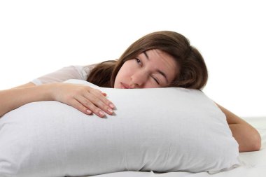 yatakta uyuyan genç kadın