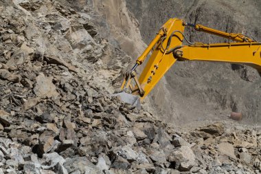 Hint Himalayalar yol inşaatı pistinde