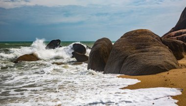 güzel dalgalar üzerinde tropikal ada Samui, Tayland