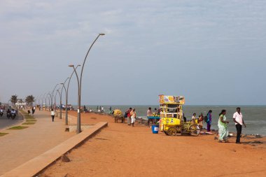 Pondicherry, India-Şubat 12: Waterfront Hintli şehrin 12, 2013 yılında Pondicherry, India. İnsanlar Hint şehrin sahildeki