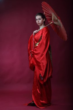 Bir Japon kimono güzel esmer kız 