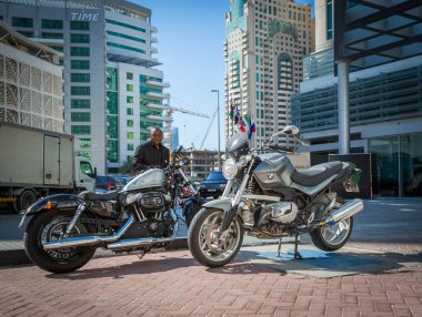 Dubai, Birleşik Arap Emirlikleri-Ocak 15: Dubai, Birleşik Arap Emirlikleri ve şehir merkezinde 15 Ocak 2014 tarihinde üreten motosiklet. Şehir merkezinde lüks motosiklet.
