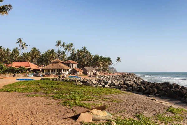 Varkala town yakınındaki Hint Okyanusu'nda sörf