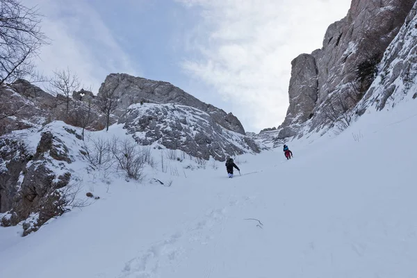 Karlı Kırım dağlarında yürüyüşçüler