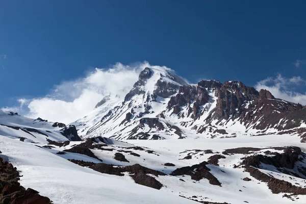 Horská Kazbek Oblacích Gruzie — Stock fotografie