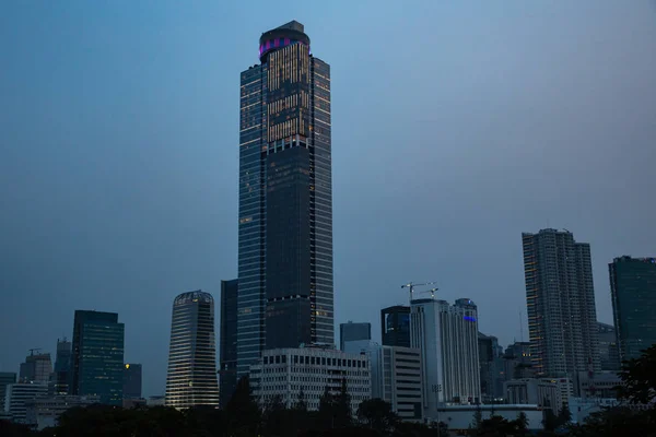 Tiro Dramático Edifício Moderno Centro Cidade Manhã Nublada — Fotografia de Stock