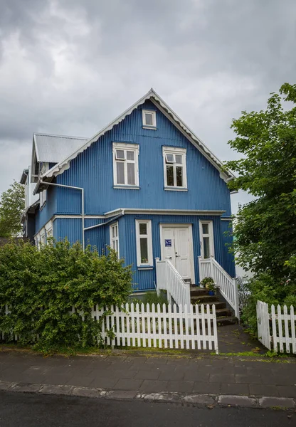 Reykjavik, İzlanda-Temmuz 25: Şehir sokakları 25, 2013 yılında Reykjavik, İzlanda. Yaşadıkları en büyük sokaklarında ülkenin nüfusunun.