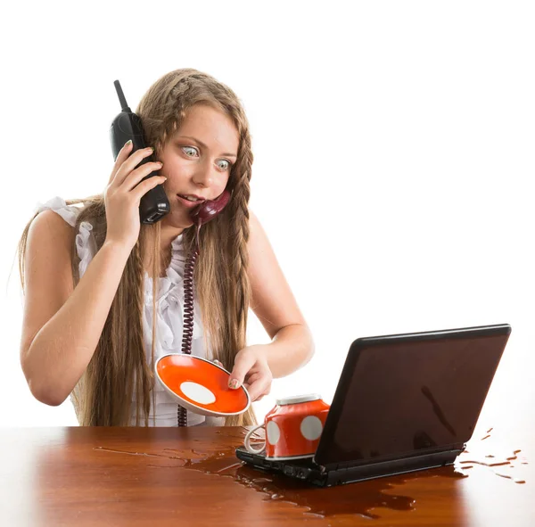 Mujeres Bonitas Derramando Café Cuaderno — Foto de Stock