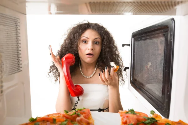 Chica Hablando Por Teléfono Con Microondas Abierto — Foto de Stock