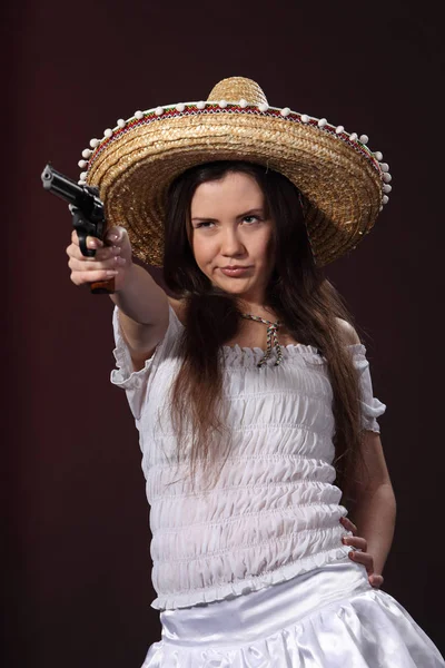 身穿墨西哥服装的妇女手持左轮手枪 — 图库照片