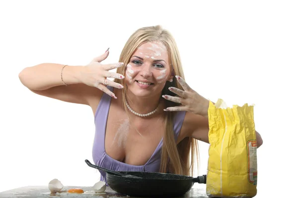 Jovem Mulher Loira Cozinhar — Fotografia de Stock