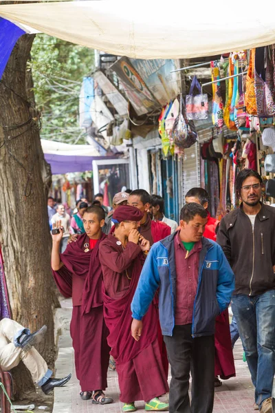 인도에서 2011 승려는 레흐에 거리에 한다입니다 — 스톡 사진
