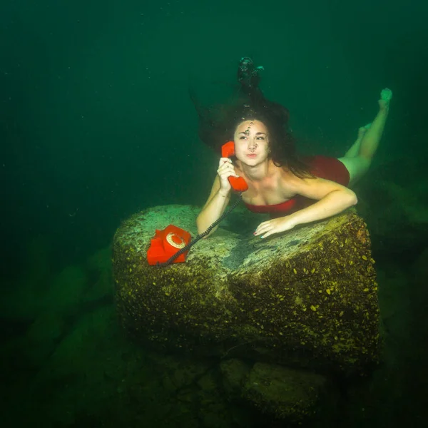 Het Meisje Ligt Bodem Van Het Meer Chatten Telefoon — Stockfoto