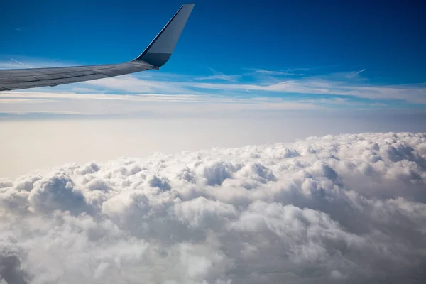 在飞机上飞行 在空中飞越云层 — 图库照片