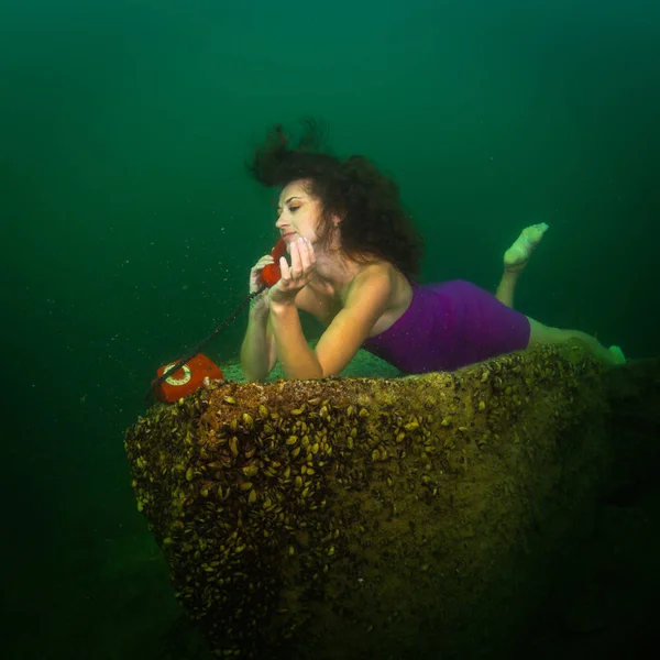 Het Meisje Ligt Bodem Van Het Meer Chatten Telefoon — Stockfoto