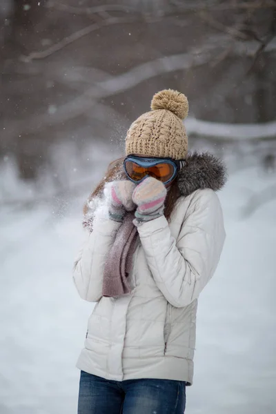 Ragazza Che Gioca Nella Neve — Foto Stock