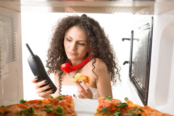 Chica Hablando Por Teléfono Con Microondas Abierto — Foto de Stock