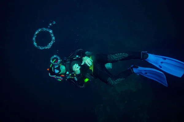 Scuba Diver Blows Air Rings — Stock Photo, Image