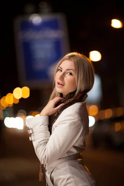 Приваблива Блондинка Стильному Пальто Шарф Позує Міській Вулиці — стокове фото