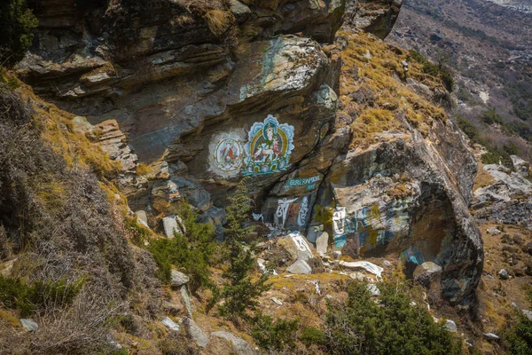 通往珠穆朗玛峰大本营的赛道上的石头油漆 — 图库照片