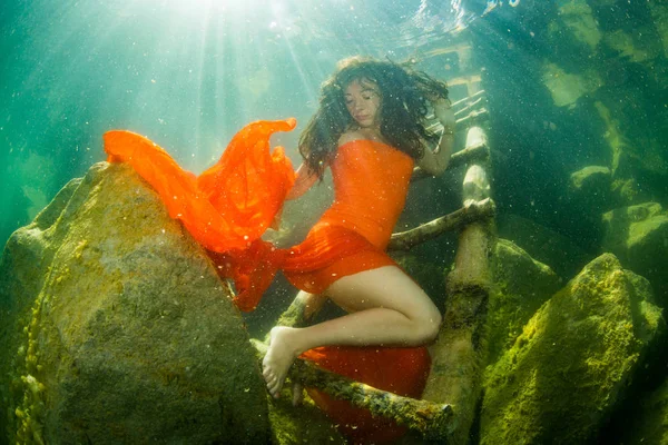 Onderwater Portret Van Vrouw Rode Jurk — Stockfoto