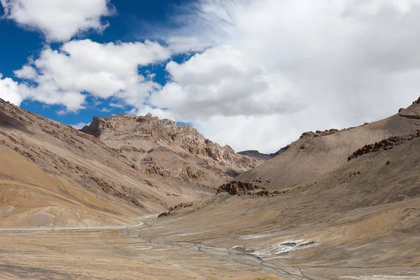 Himalayalar, güzel dağ manzarası il Ladakh, Hindistan