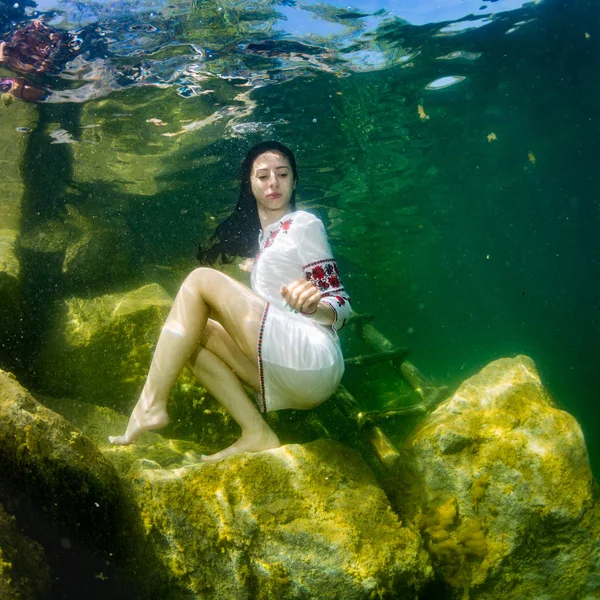 Sierlijke Jongedame Gekleed Een Oekraïense Borduurwerk Poseren Onderwater — Stockfoto