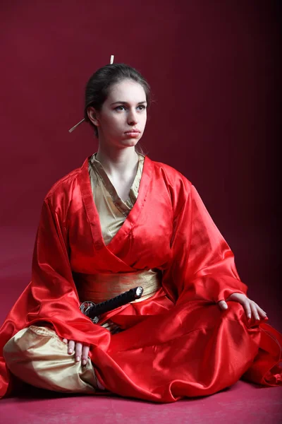 Mooie Brunette Meisje Een Japanse Kimono Met Een Katana — Stockfoto