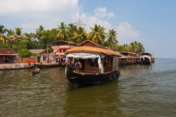 印度科钦 2月23日 印度船屋2013年2月23日在印度科钦举行 河撕裂城市科钦的船屋 — 图库照片