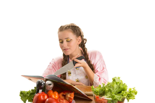 Beleza Olhos Verdes Com Duas Tranças Está Preparando Uma Salada — Fotografia de Stock