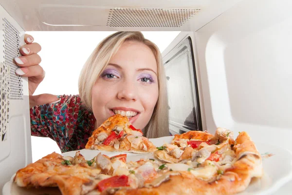 Joven Chica Rubia Bonita Comiendo Pizza Fuera Del Microondas — Foto de Stock